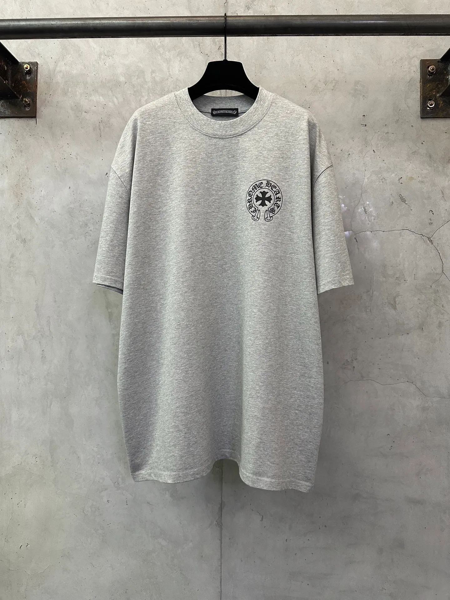 P270 Chrome Hearts 25ss classic Sanskrit gray letter round neck short-sleeved T-shirt. Fabric is high-definition and super heavy. Cotton double yarn compact Xinjiang cotton. Weight 400g. Paired with 2*2 Salona rib. 420g. Clean cloth. Clear texture. Tight feel. Stiff. High color fastness. No deformation. No discoloration. Customized hardware. Thread. Accessories. Alignment. Same style for men and women. -Color: Black White Gray -Size: XS S M L XL